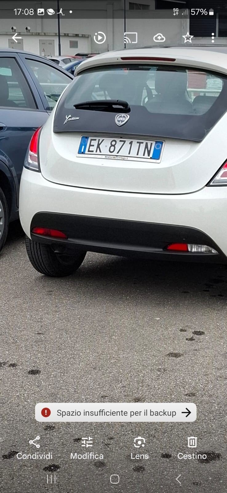 Skradziono pojazd o numerach rejestracyjnych EK871TN