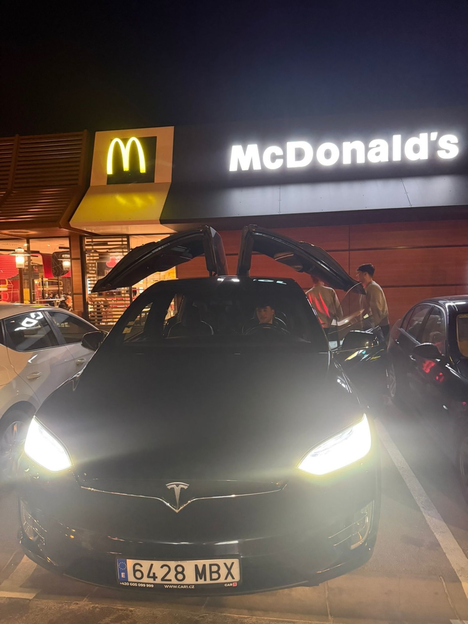 Numer rejestracyjny 6428MBX posiada Tesla Model X