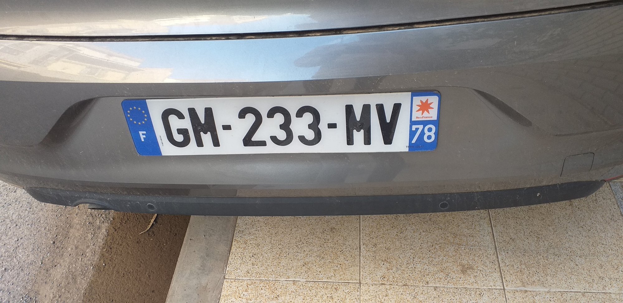 Numer rejestracyjny GM233MV posiada RENAULT CLIO V
