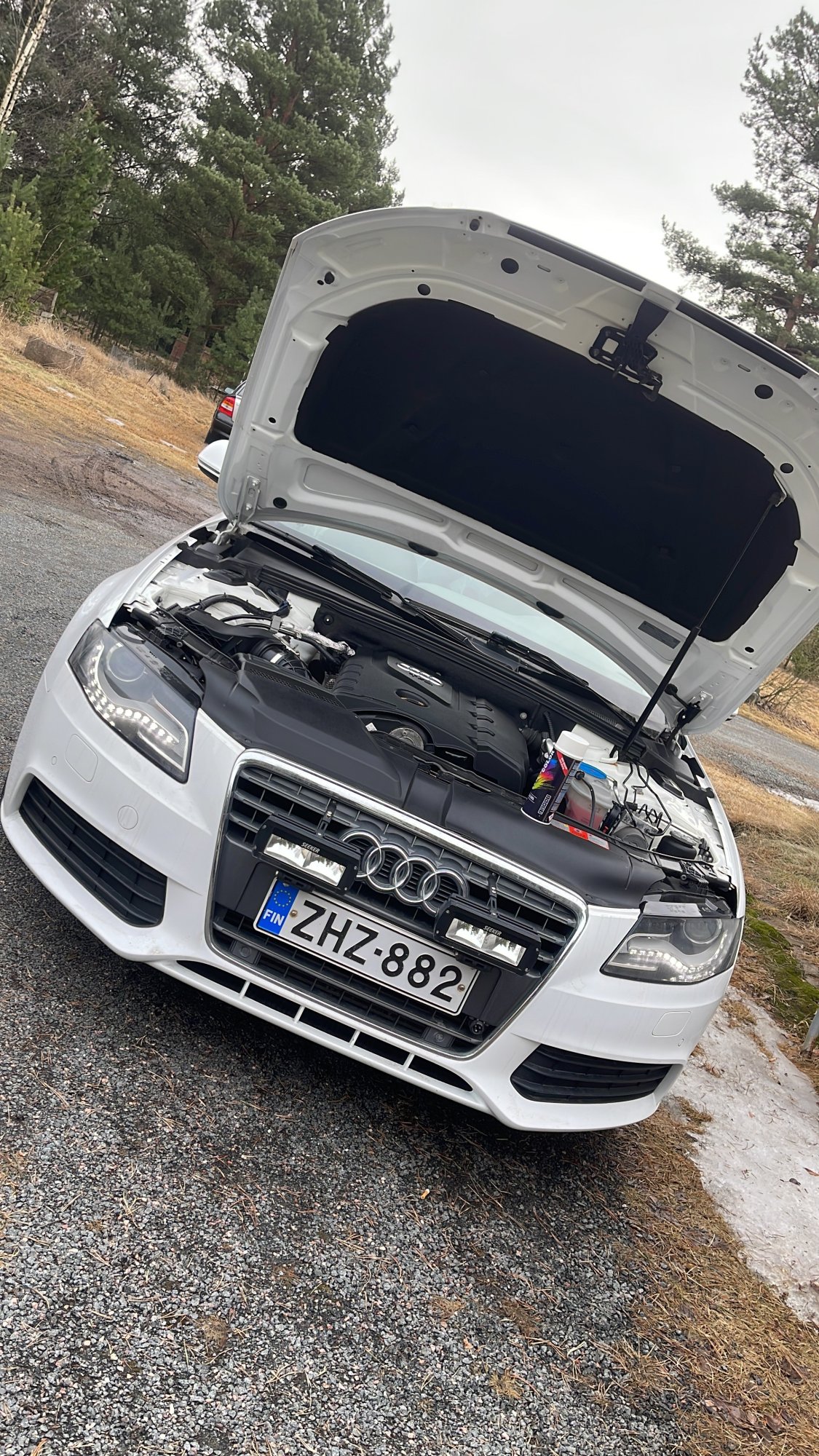 Numer rejestracyjny ZHZ882 posiada Audi 