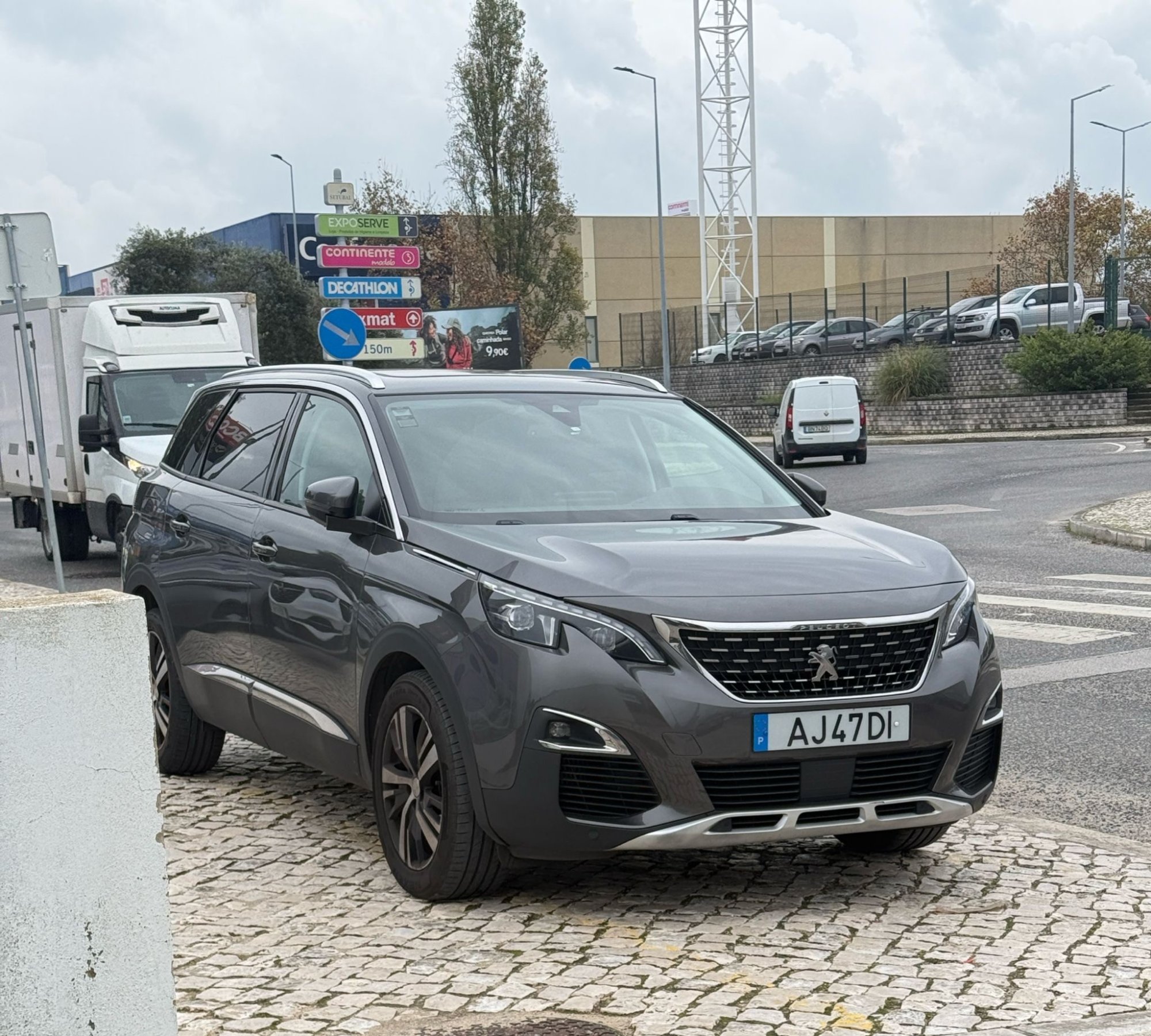 Numer rejestracyjny AJ47DI posiada Peugeot 3008