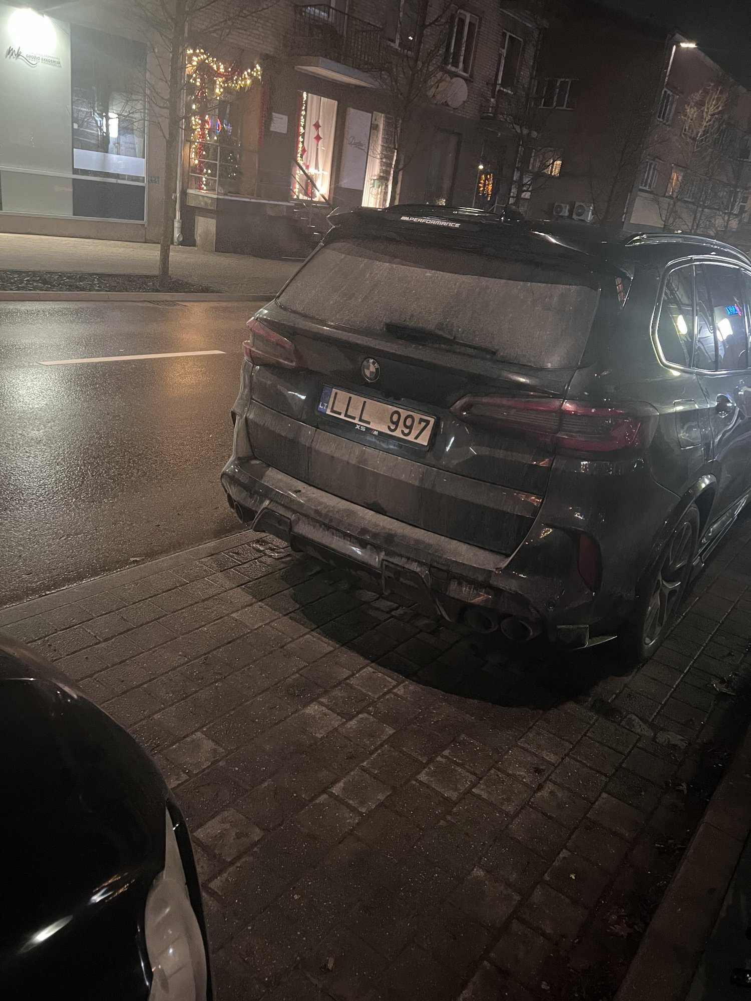 Numer rejestracyjny LLL997 posiada BMW 