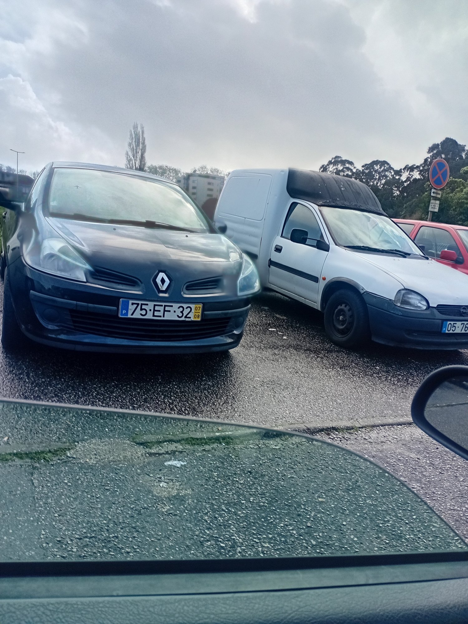 Numer rejestracyjny 75EF32 posiada Renault 