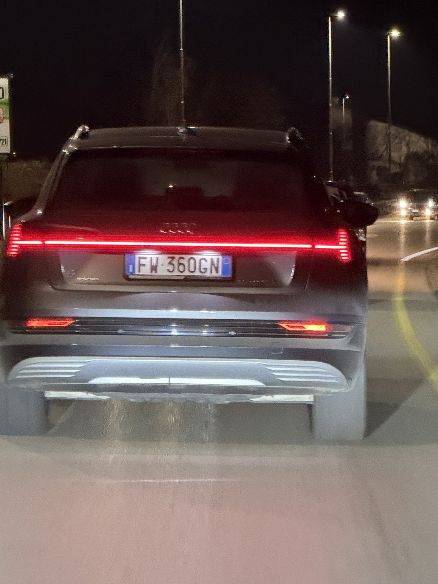 Numer rejestracyjny FW360GN posiada AUDI e-tron