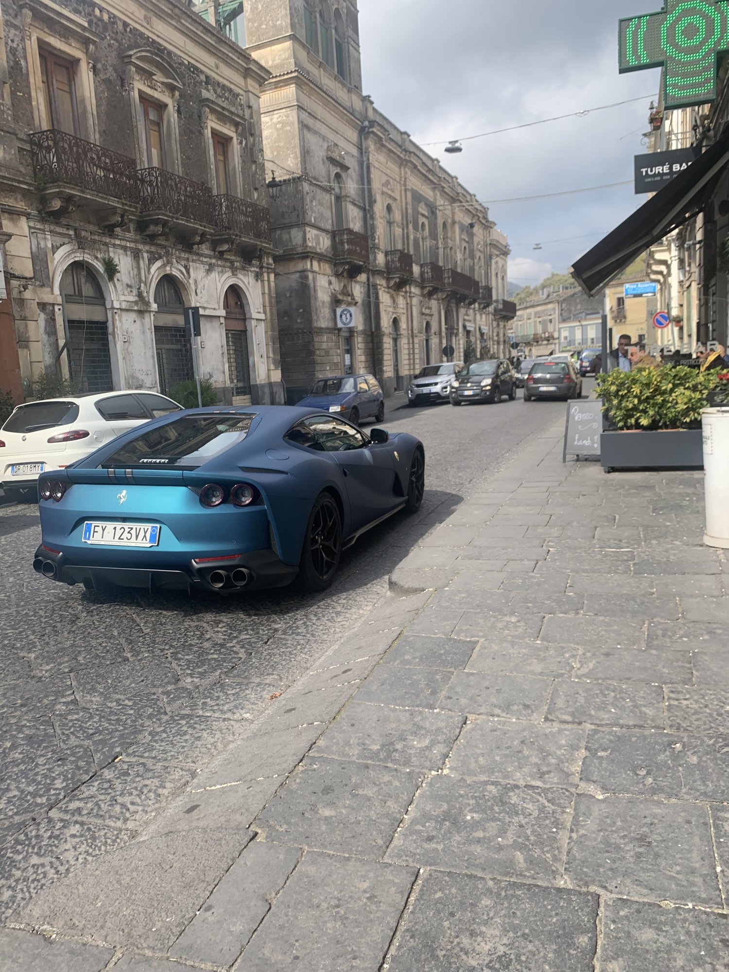 Numer rejestracyjny FY123VX posiada FERRARI 812