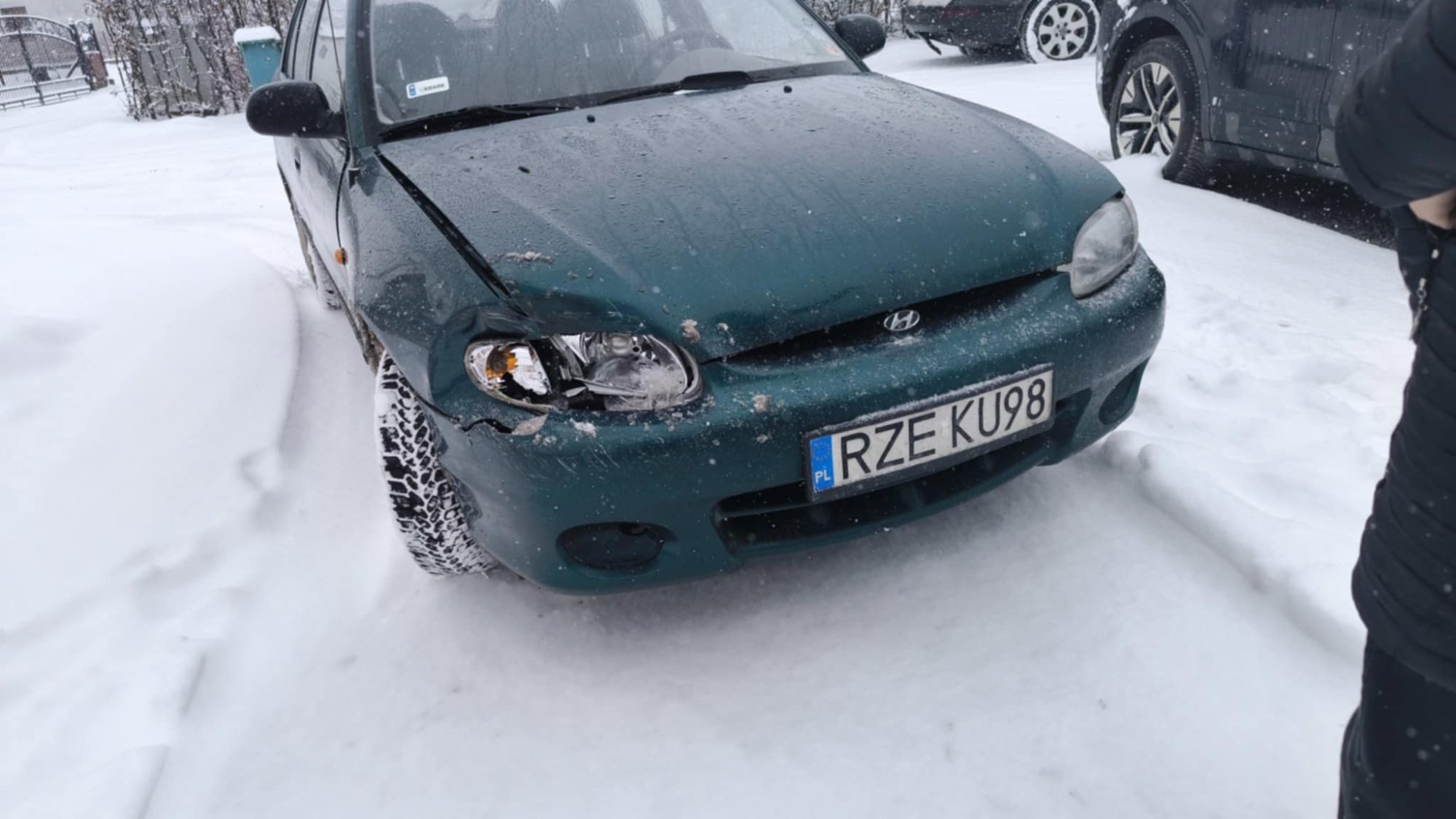 Numer rejestracyjny RZE KU98 posiada HYUNDAI ACCENT 1.3 KAT - RZEKU98