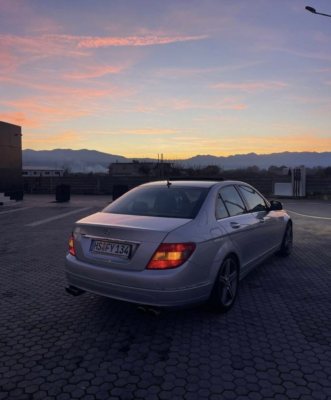 Numer rejestracyjny HSFY134 posiada Mercedes C-Class