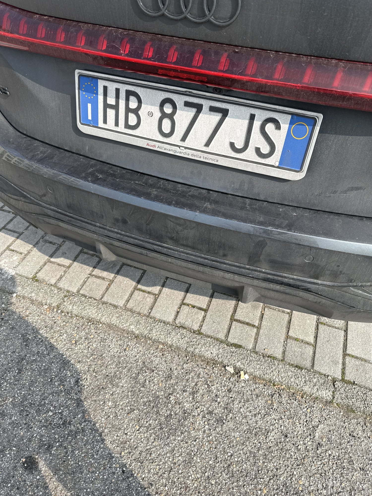 Numer rejestracyjny HB877JS posiada Audi 