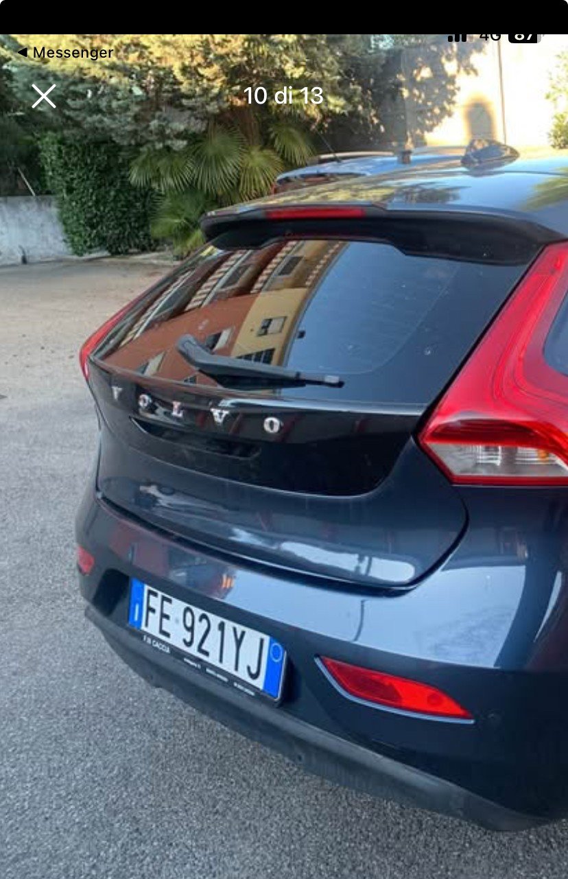 O número de registro FE921YJ tem VOLVO V40