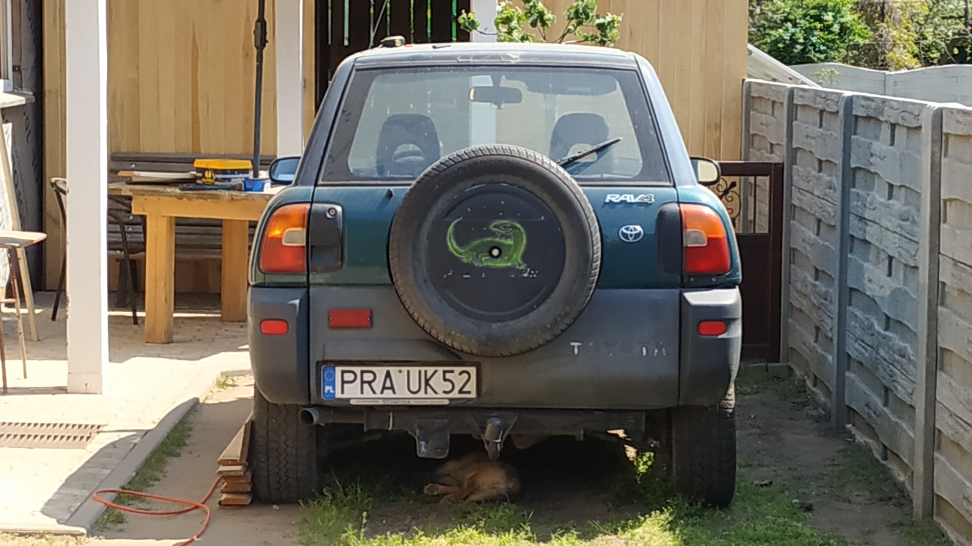 Numer rejestracyjny PRA UK52 posiada TOYOTA RAV 4 - PRAUK52