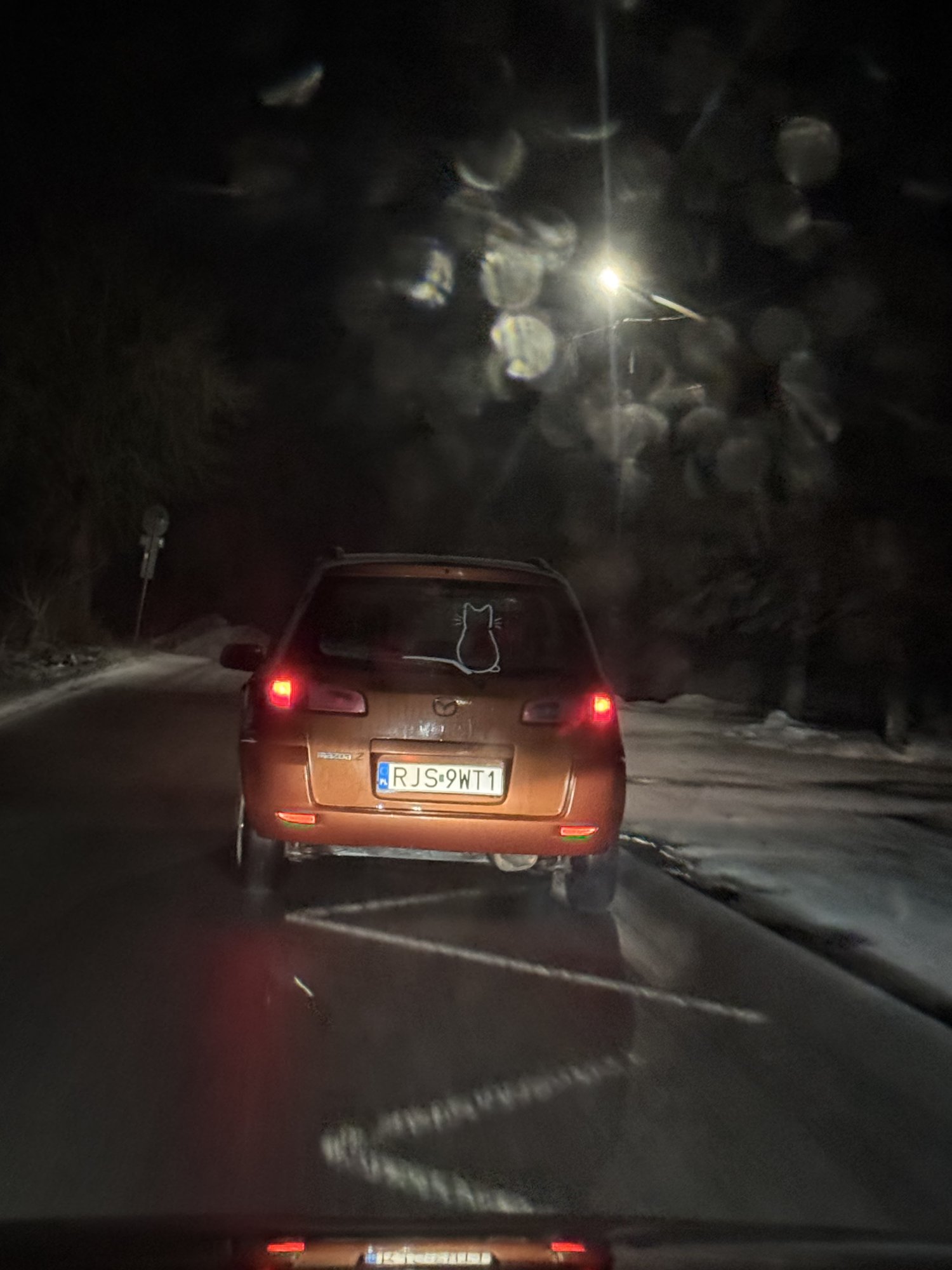 Numer rejestracyjny RJS 9WT1 posiada MAZDA 2 - RJS9WT1