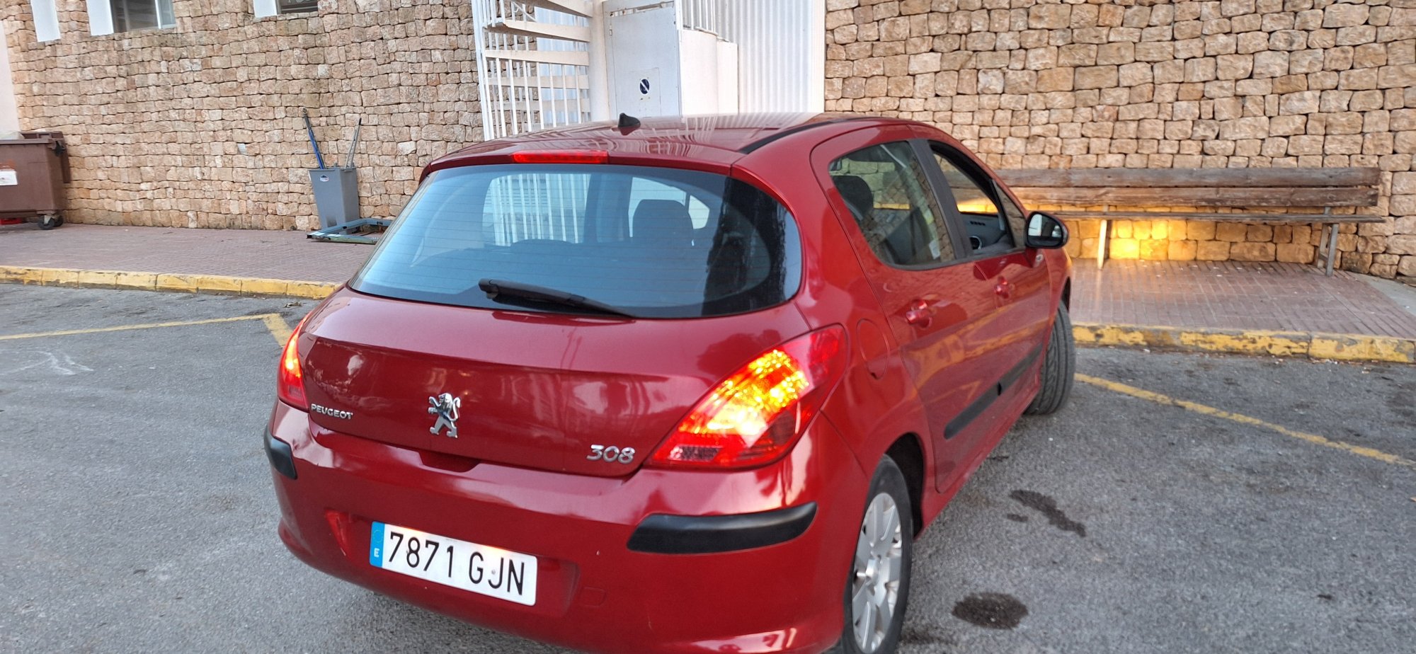 Die Registrierungsnummer 7871GJN hat PEUGEOT 308