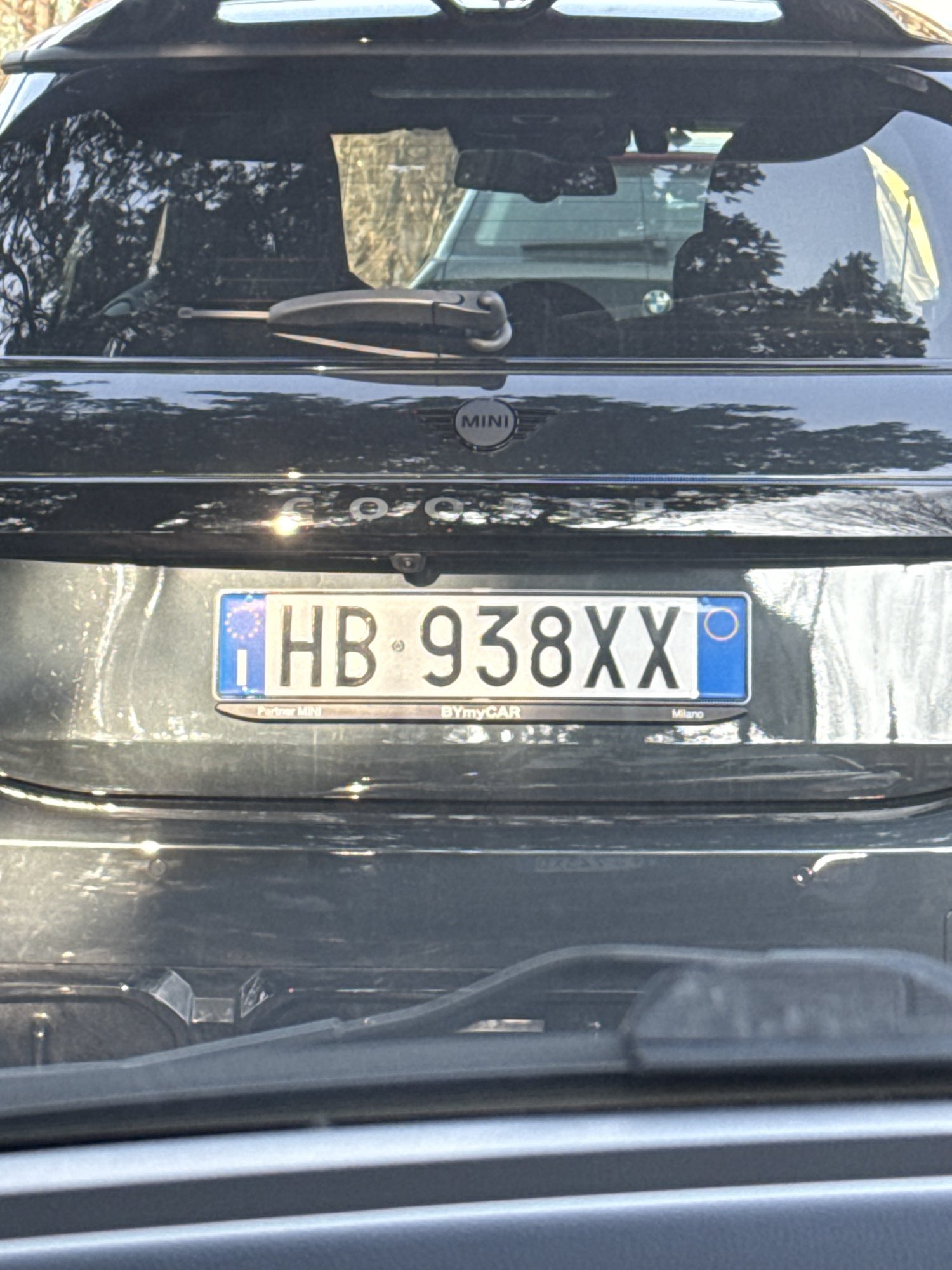 Numer rejestracyjny HB938XX posiada MINI Mini 5a serie