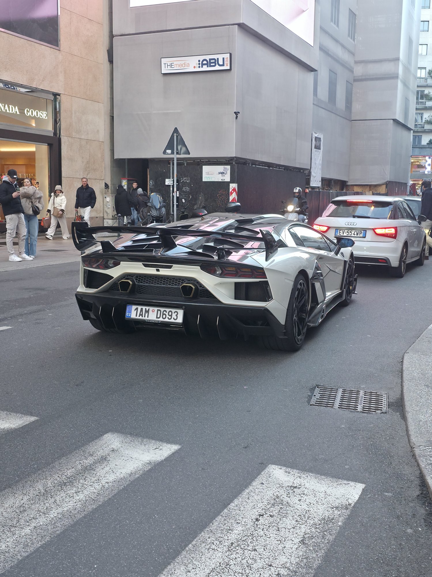 Numer rejestracyjny 1AMD693 posiada Lamborghini 