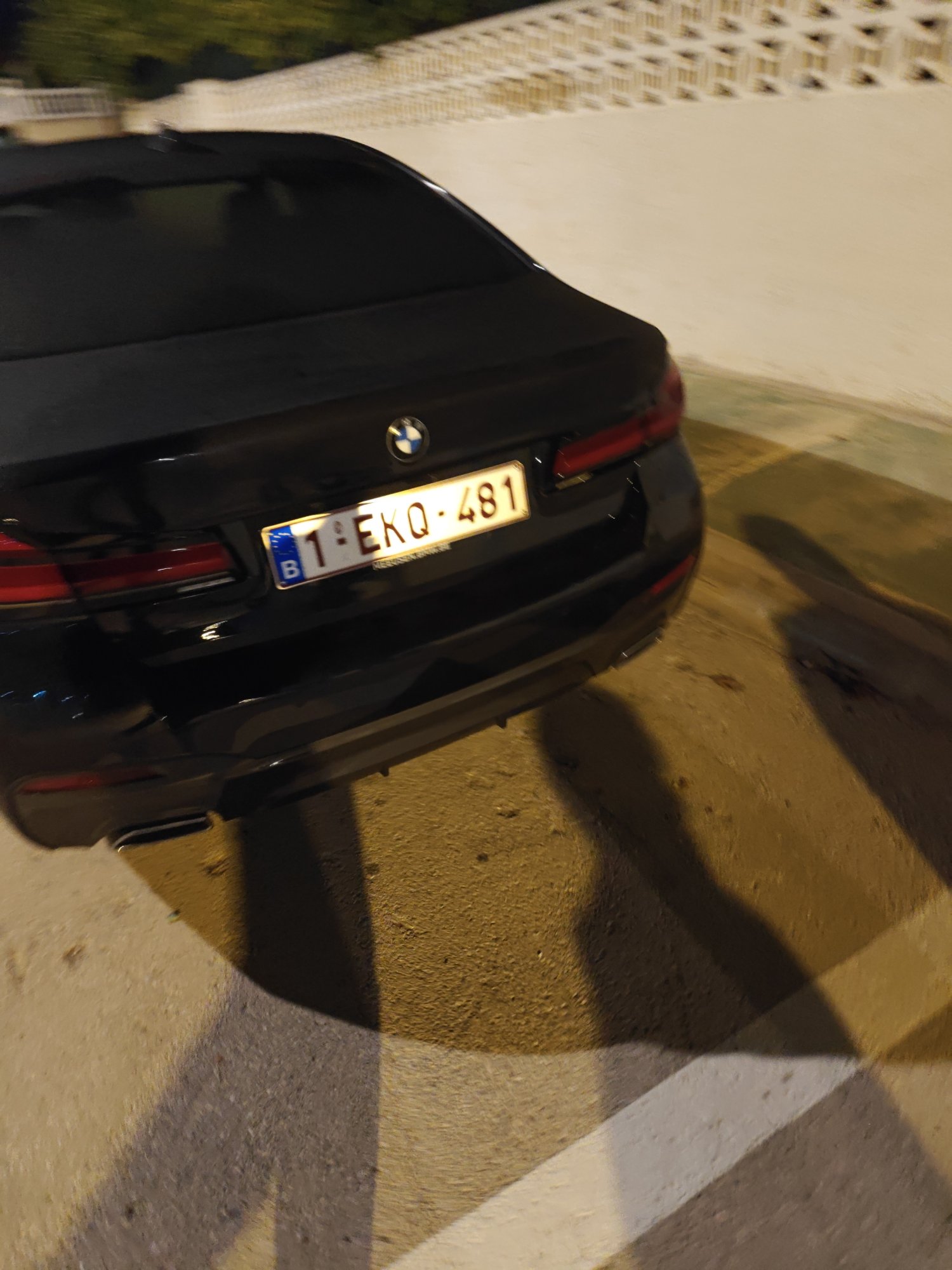 Numer rejestracyjny 1EKQ481 posiada BMW 