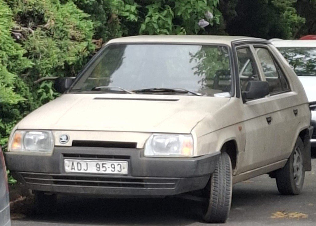 Numer rejestracyjny ADJ9593 posiada Škoda Favorit