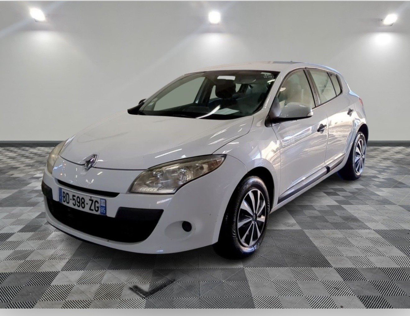 Numer rejestracyjny BD598ZG posiada RENAULT MEGANE III