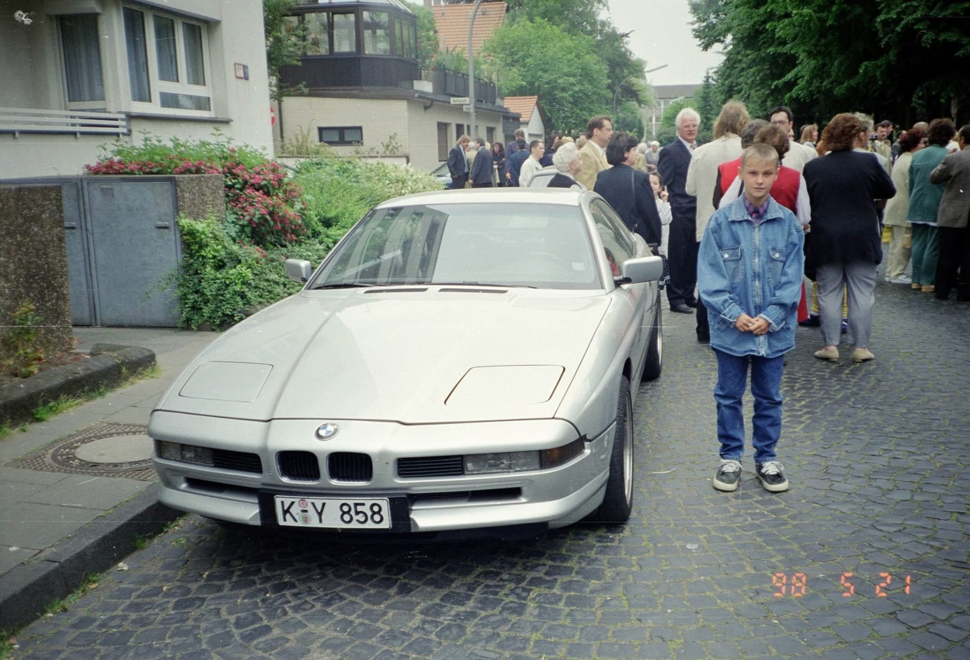 Numer rejestracyjny KY858 posiada BMW 8 Series