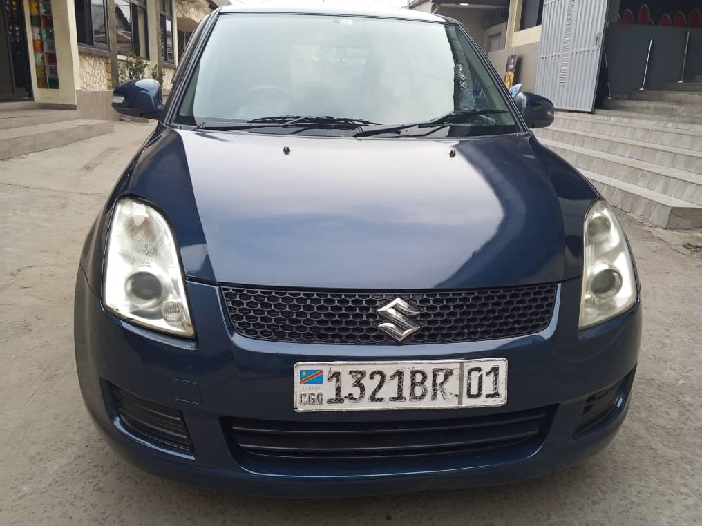 Numer rejestracyjny 321BR01 posiada Suzuki 