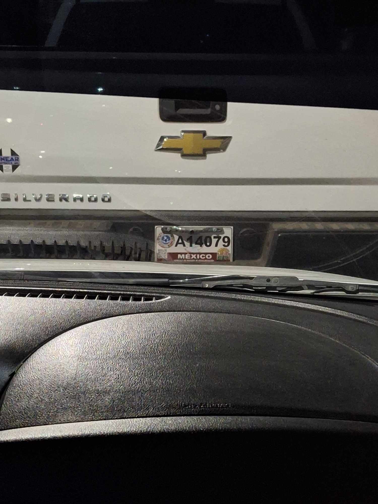 Numer rejestracyjny A14079 posiada Chevrolet Silverado