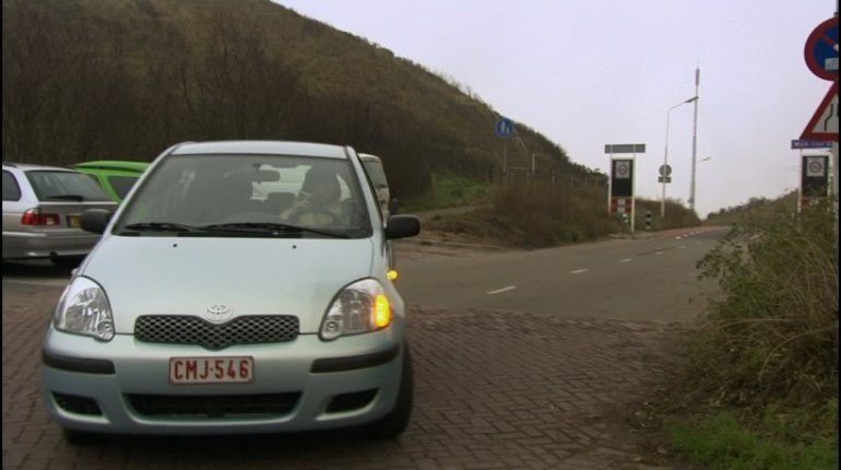 Numer rejestracyjny CMJ546 posiada Toyota Yaris