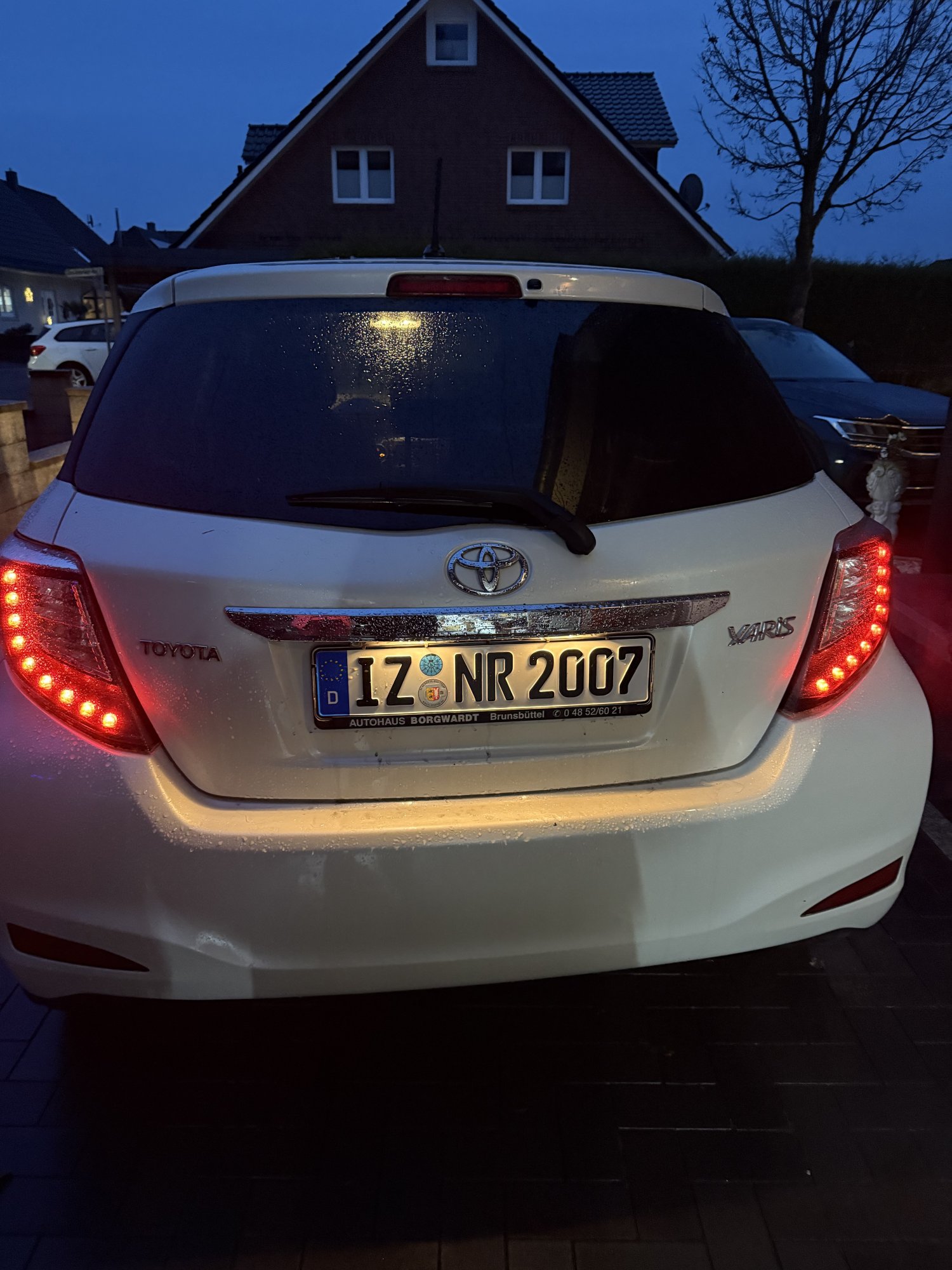 Numer rejestracyjny IZNR2007 posiada Toyota Yaris
