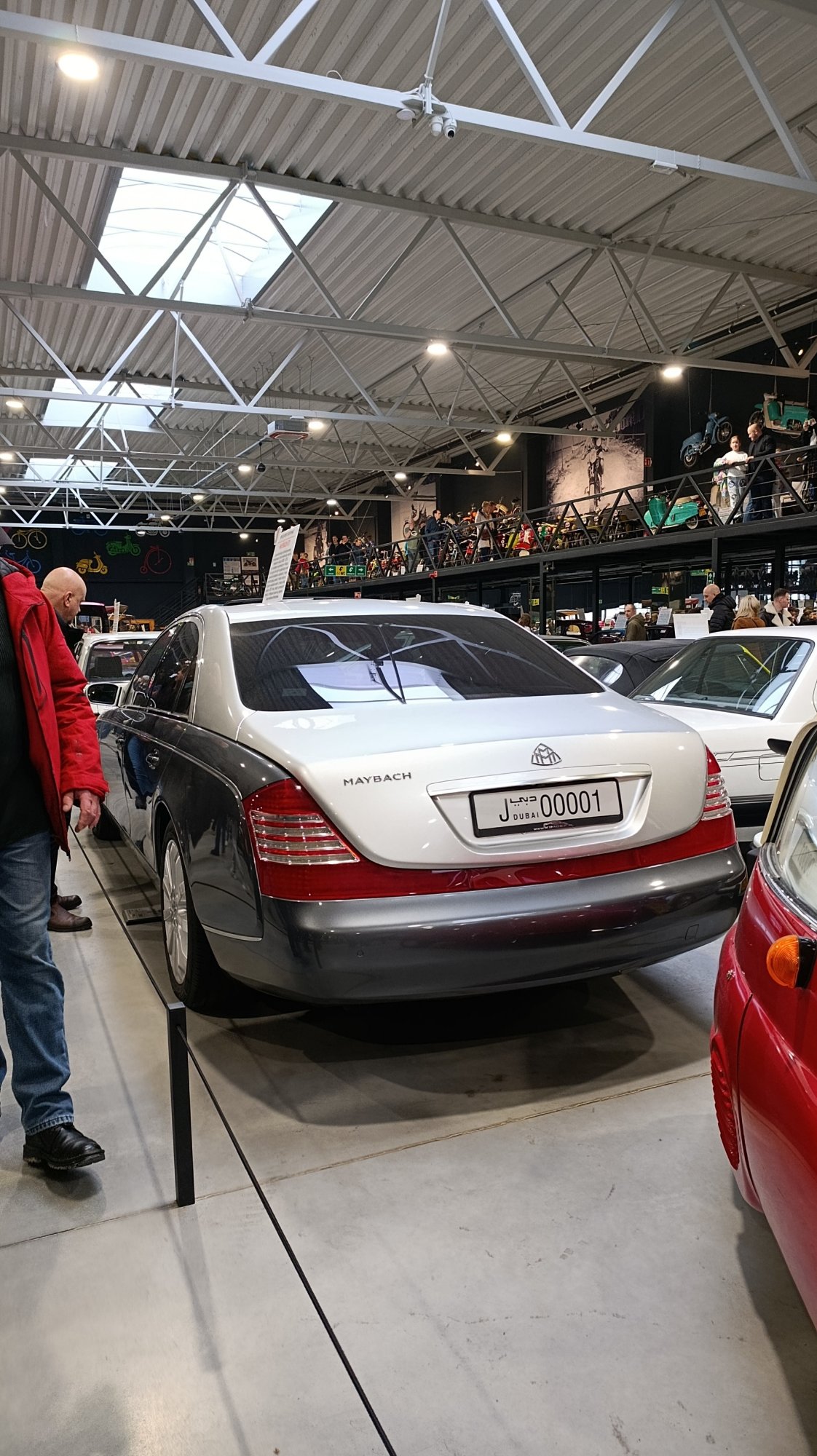 Numer rejestracyjny J00001 posiada Maybach 