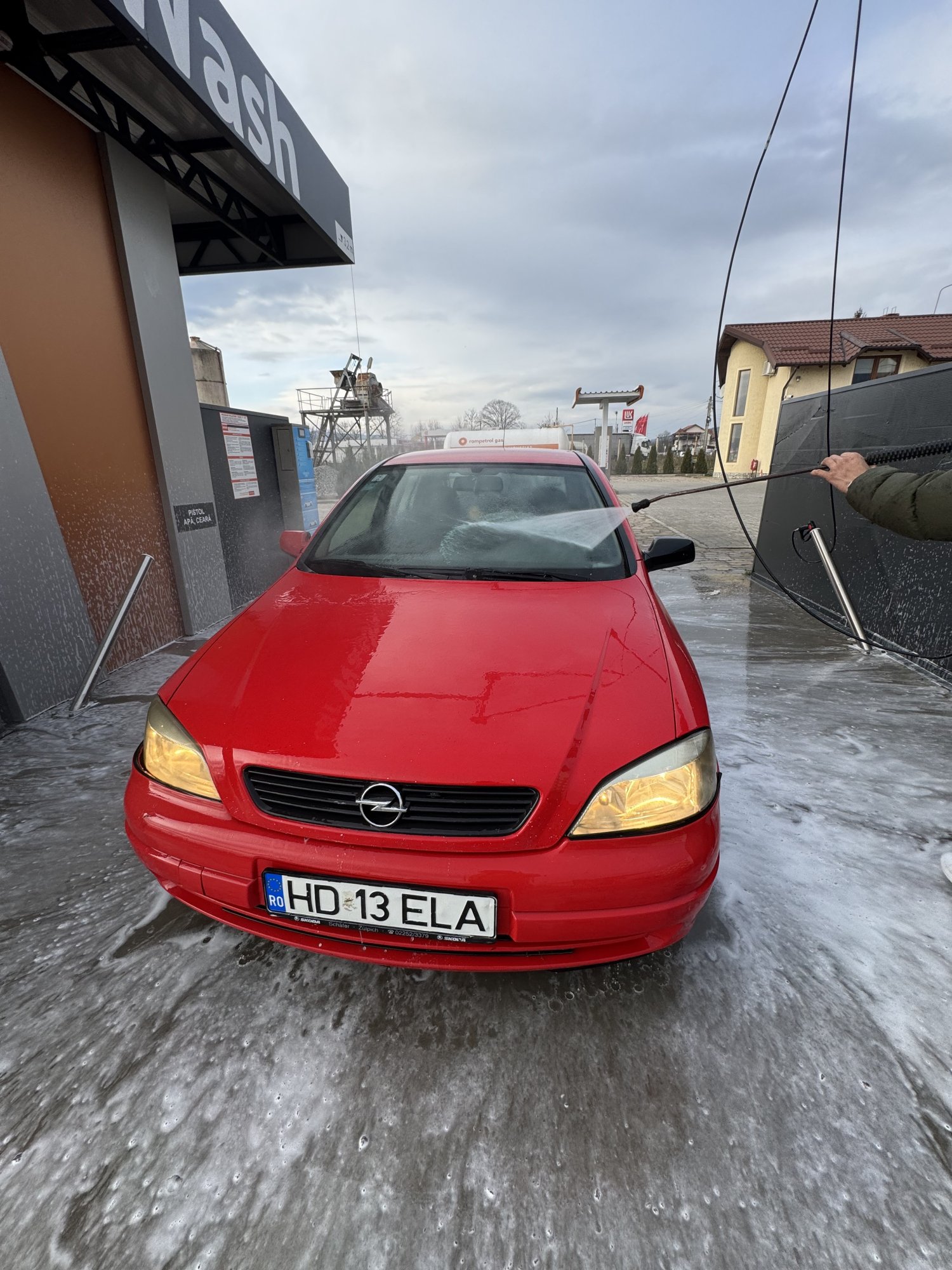 Numer rejestracyjny HD13ELA posiada Opel 