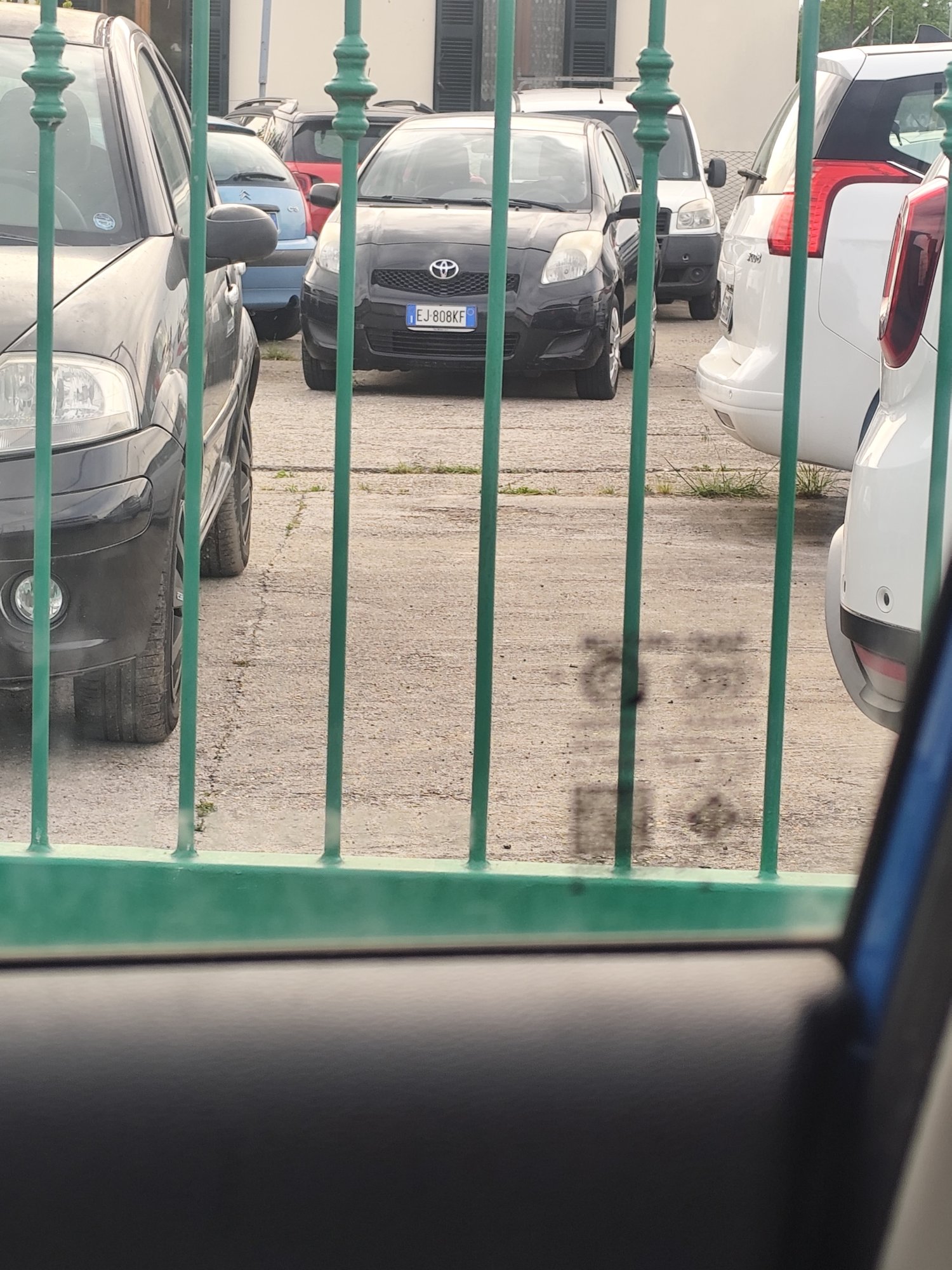 Numer rejestracyjny EJ808KF posiada TOYOTA YARIS