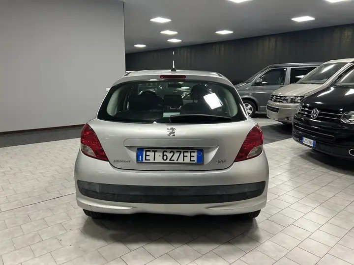 Numer rejestracyjny ET627FE posiada PEUGEOT 207