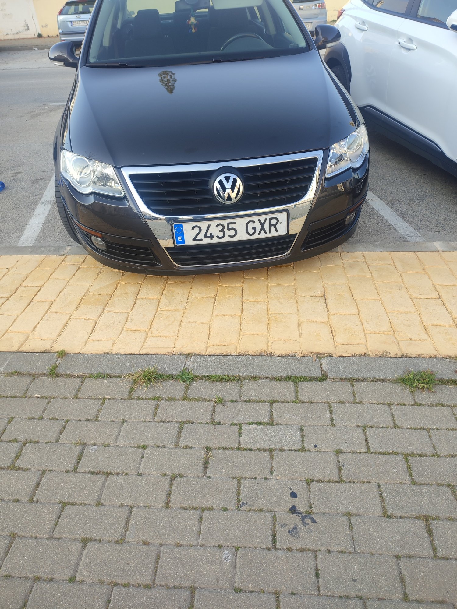 Numer rejestracyjny 2435GXR posiada VOLKSWAGEN PASSAT