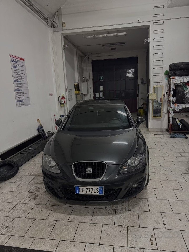 Numer rejestracyjny EF777LS posiada SEAT Leon 2a serie