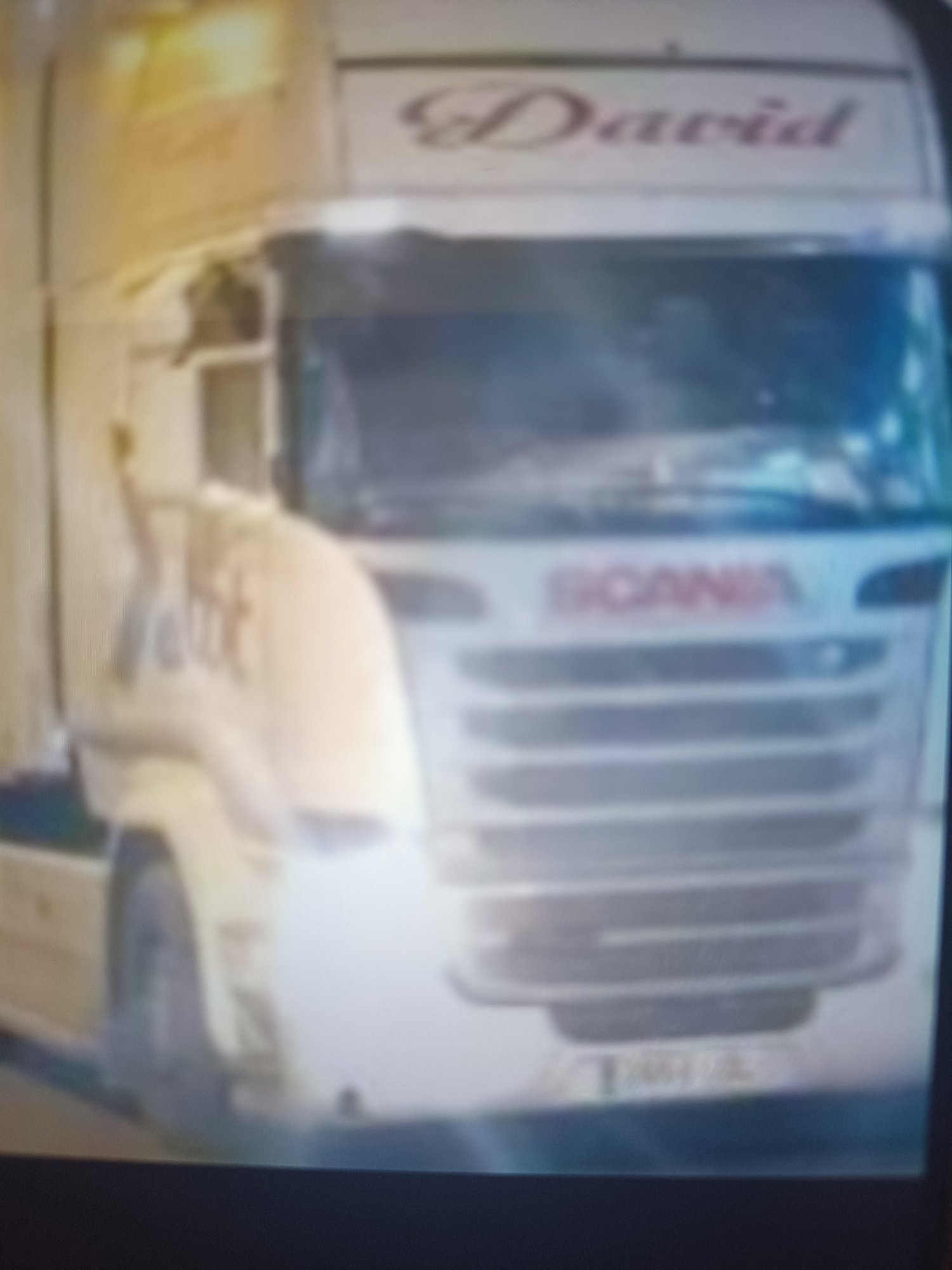 Numer rejestracyjny Y700MJB posiada Scania 