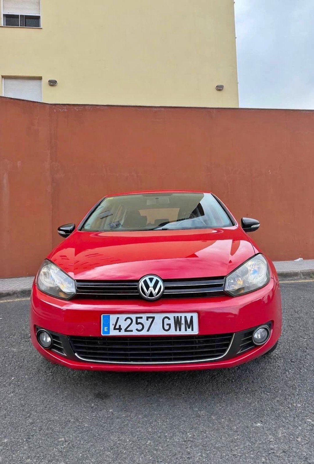 Numer rejestracyjny 4257GWM posiada VOLKSWAGEN GOLF