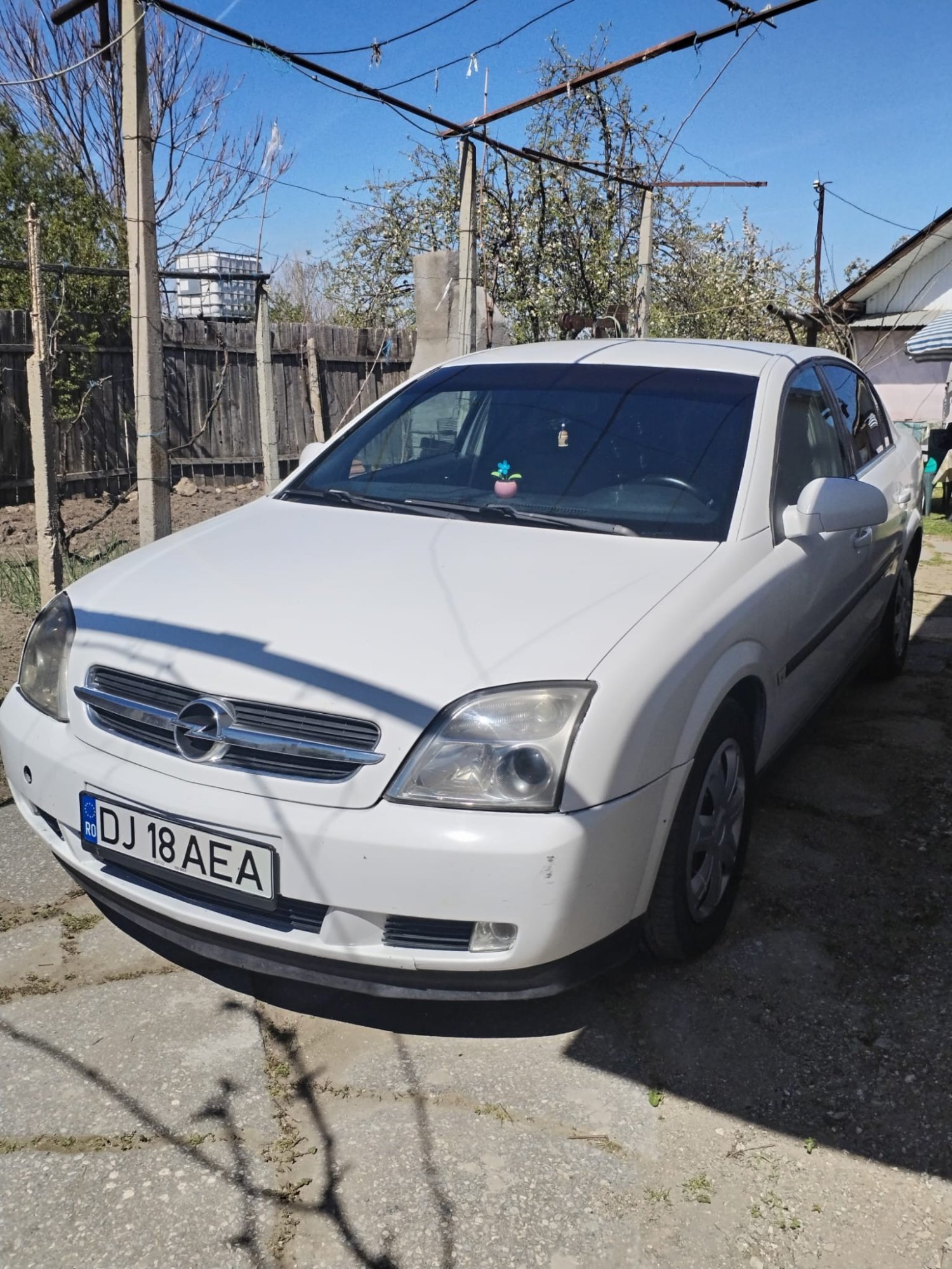 Numer rejestracyjny DJ18AEA posiada Opel Vectra