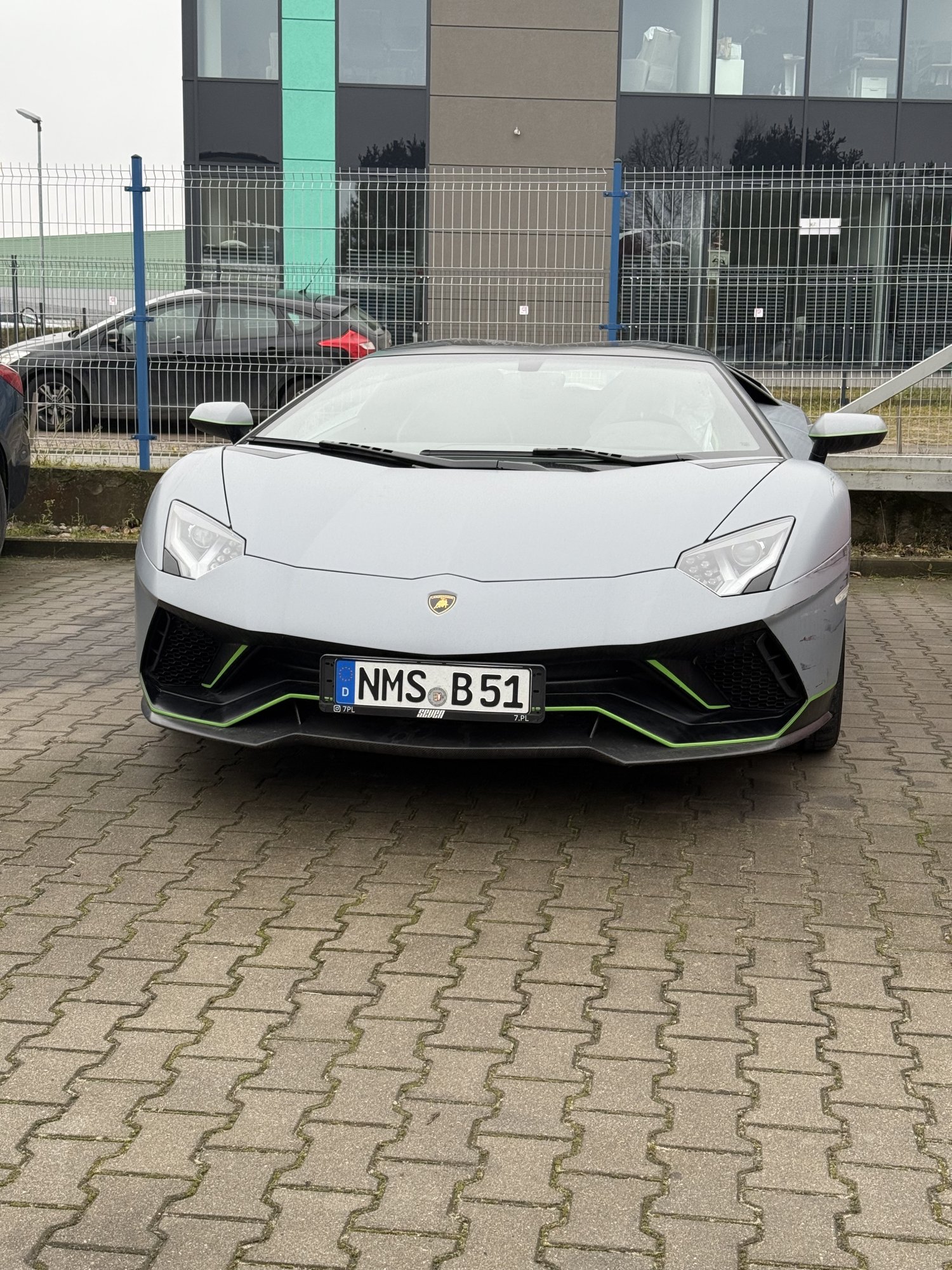 Numer rejestracyjny NMSB51 posiada Lamborghini 