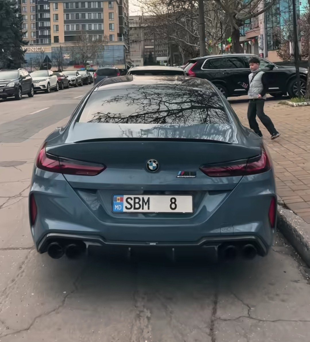 Numer rejestracyjny SBM8 posiada BMW M8