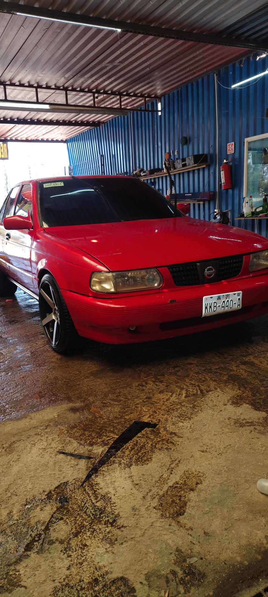 Numer rejestracyjny KKB440A posiada Nissan Tsuru