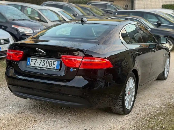 Numer rejestracyjny FZ730BE posiada JAGUAR XE