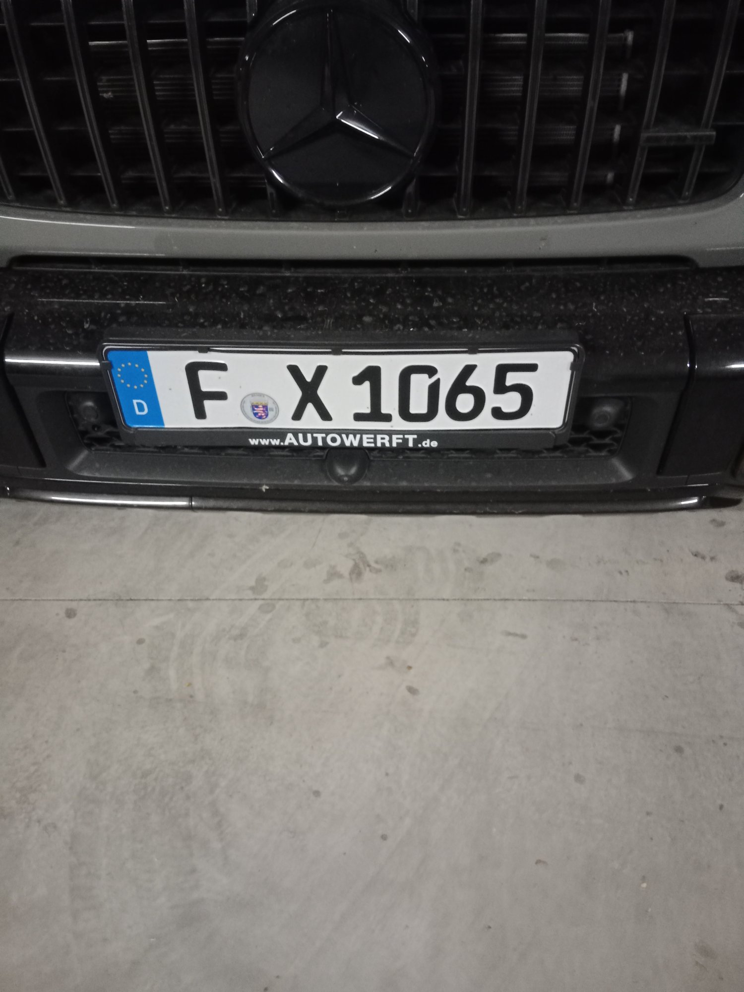 Numer rejestracyjny FX1065 posiada Mercedes 