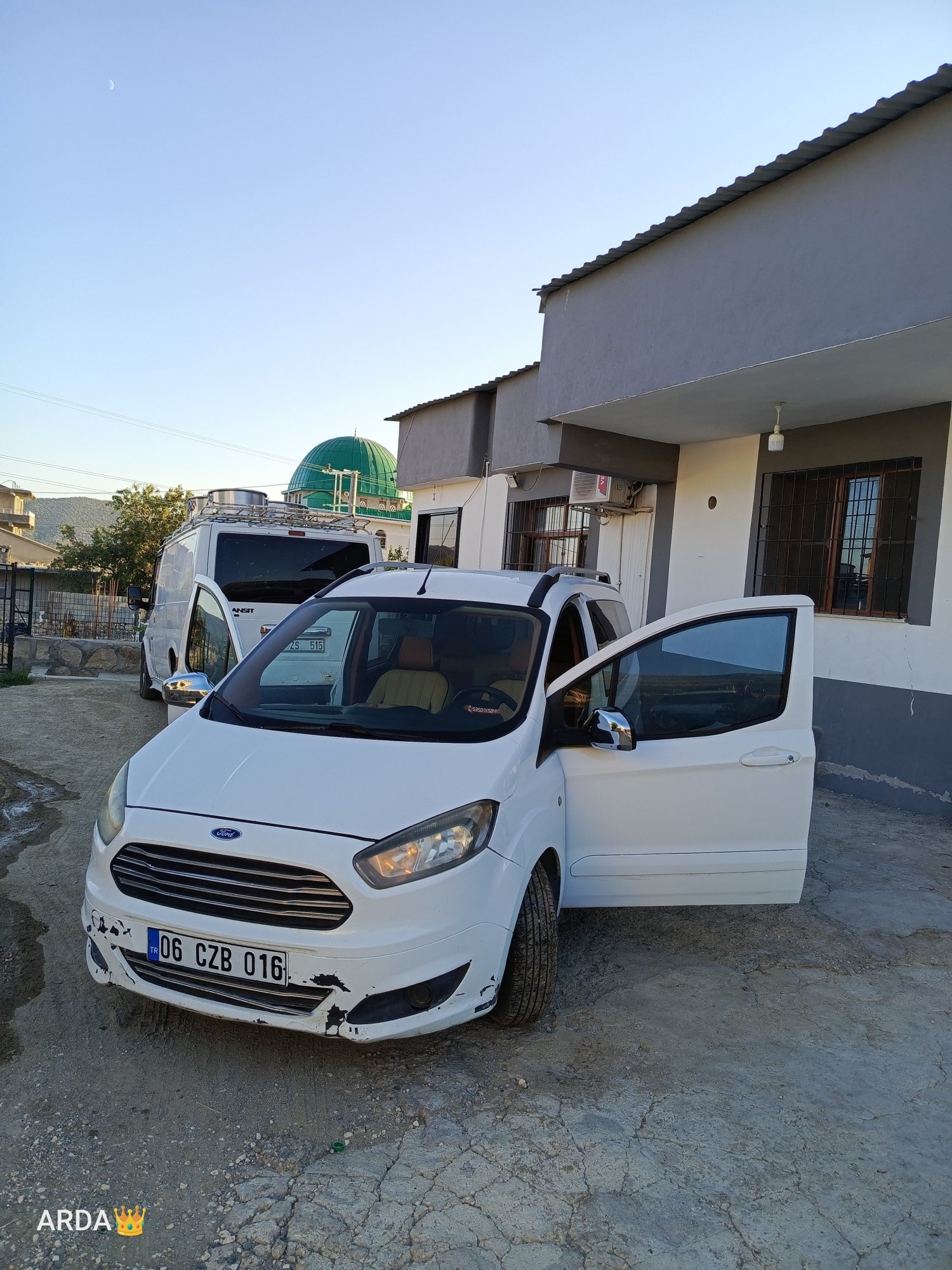 Numer rejestracyjny 06CZB016 posiada Ford 