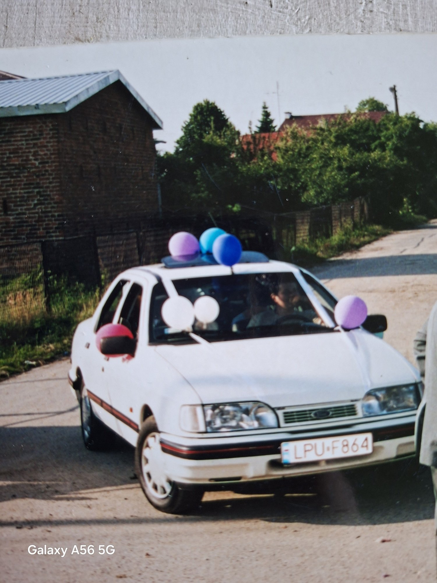 Numer rejestracyjny LPUF864 posiada Ford 