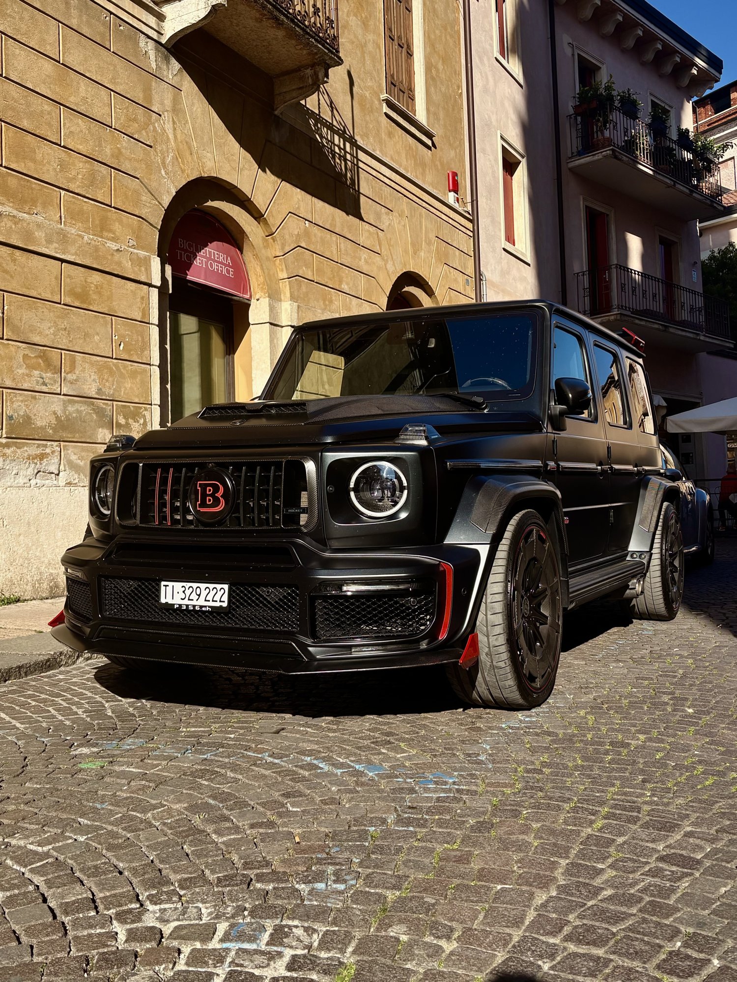 Numer rejestracyjny TI329222 posiada Mercedes G-Class