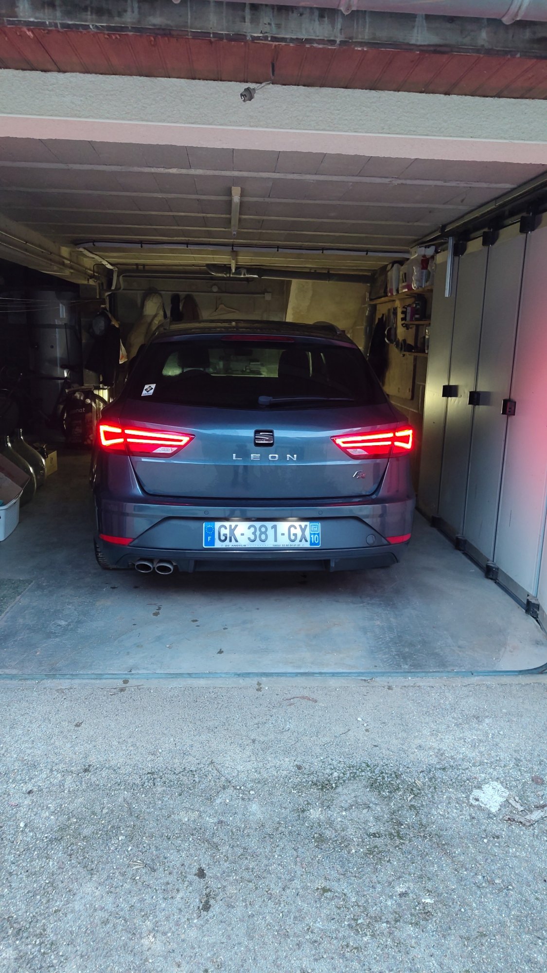 Numer rejestracyjny GK381GX posiada SEAT LEON