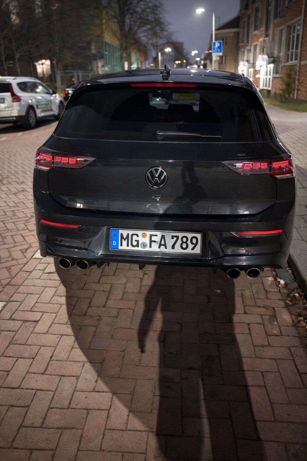 Numer rejestracyjny MGFA789 posiada Volkswagen 