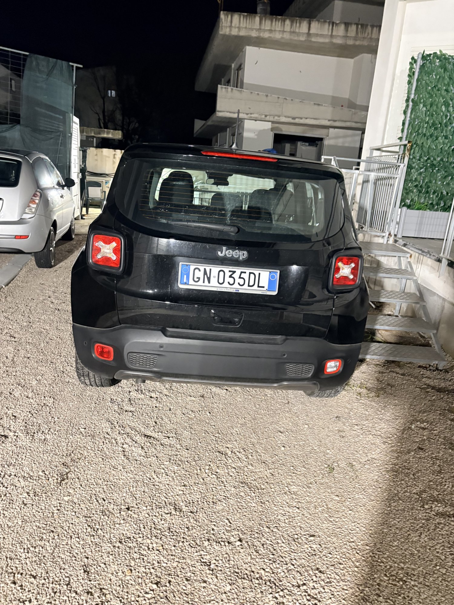 Numer rejestracyjny GN035DL posiada JEEP Renegade