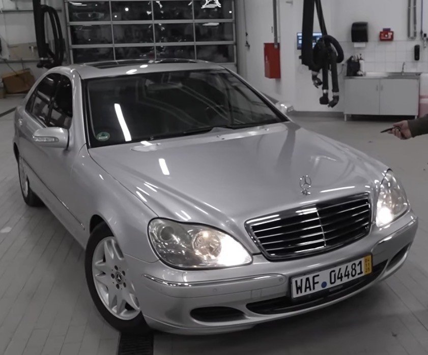 Numer rejestracyjny WAF04481 posiada Mercedes-Benz S-Class