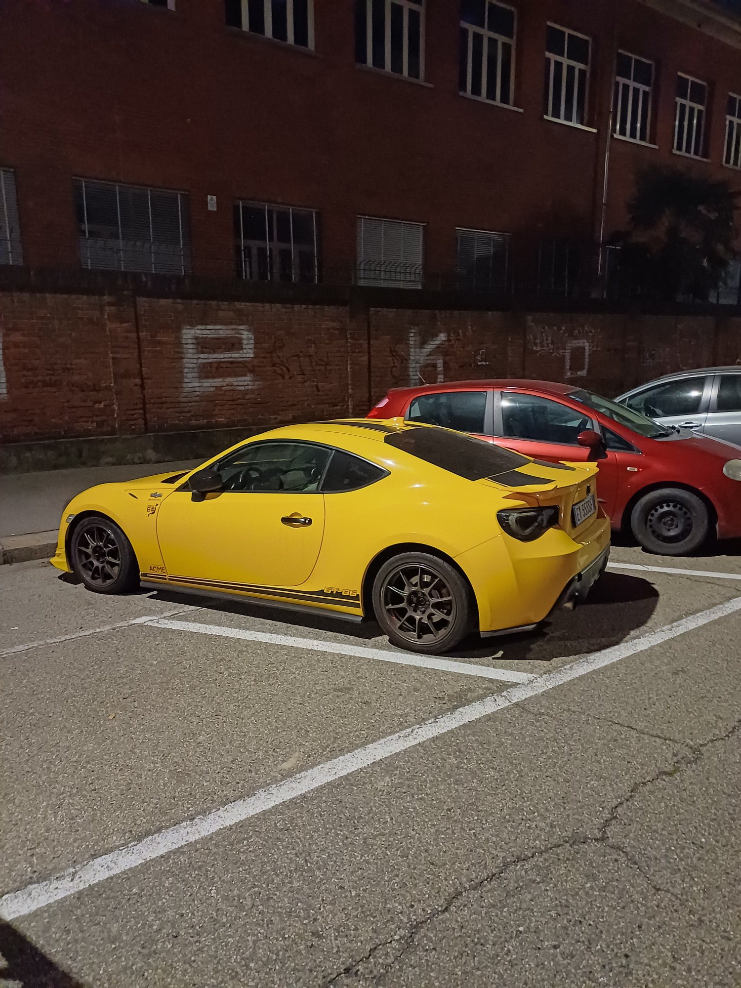 Numer rejestracyjny EY353SF posiada TOYOTA GT86