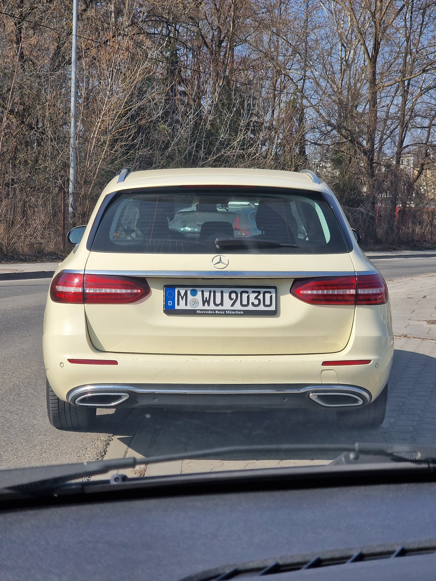 Numer rejestracyjny MWU9030 posiada Mercedes 