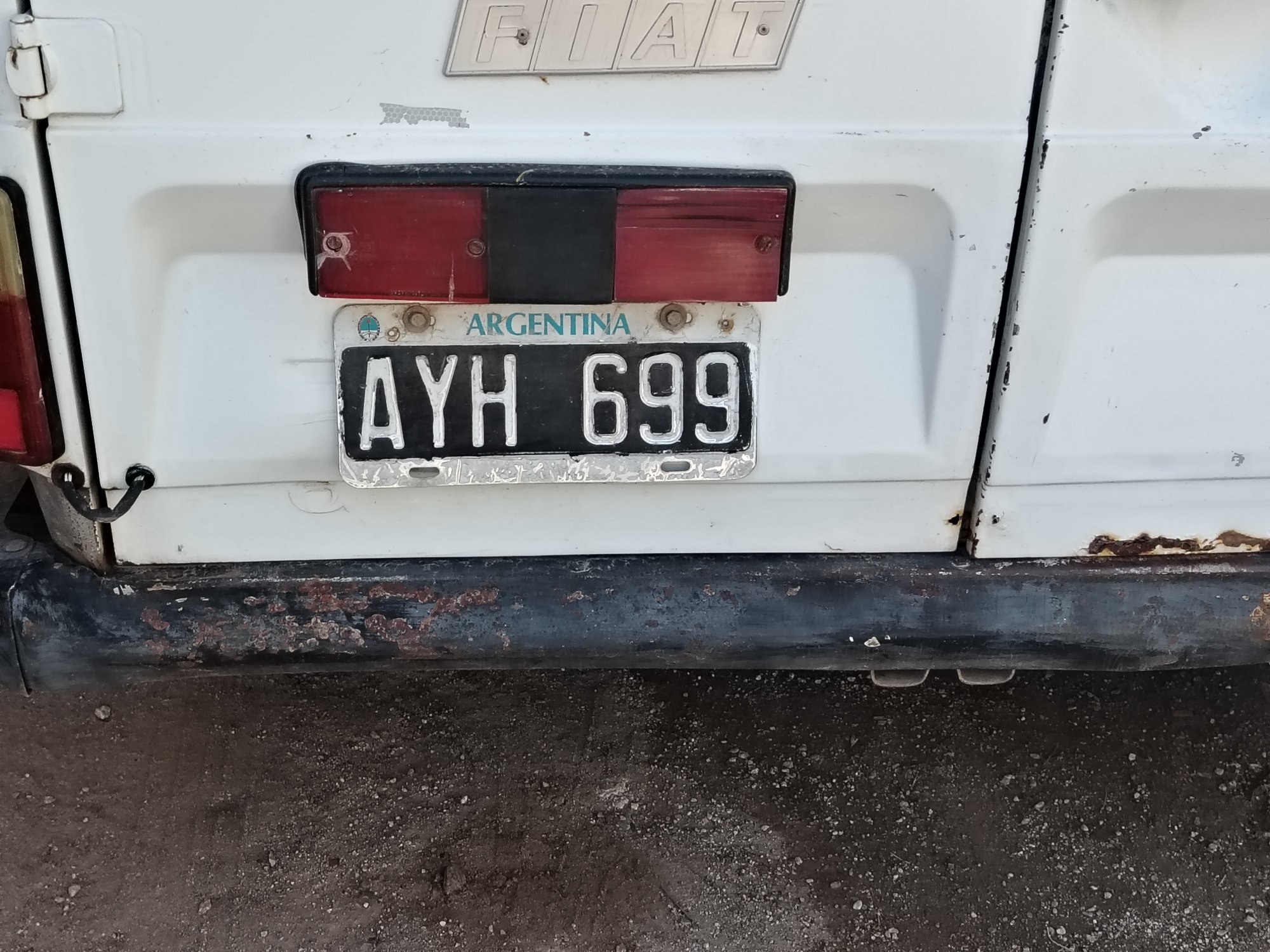 Numer rejestracyjny AYH699 posiada Fiat 
